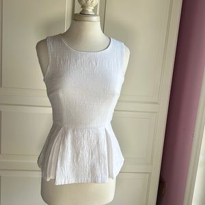 Banana Republic white textured sleeveless lined top Invisible zipper wore twice.